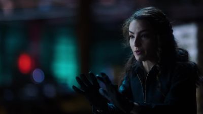 - He's lying to you, prima.
- Listen to me. - The Flash