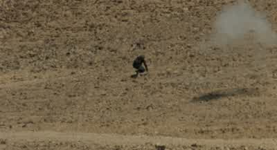 He's moving. - The Hurt Locker