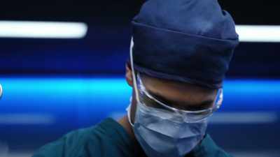He's not bleeding anymore.
Everything's under control. - The Good Doctor