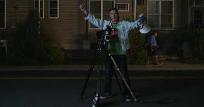 He's not even paying attention.
Gee whiz! - Clerks III