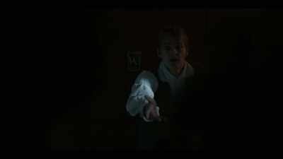 - He's not responding.
- Okay. Get the keys, I'll get his pills. - Carved