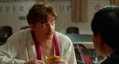He's over there. Look.
Lifting weights. Look at him. - Killing Hasselhoff