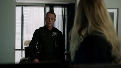 He's posing her. - Chicago P.D.
