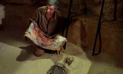 He's preserved in sand
for 4,000 years. - The Mummy's Shroud