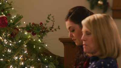 - He's quite good with the kids.
- Yeah. - The Christmas Listing