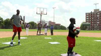 HE'S SHOOTING A NO-LOOK
BACKWARDS SHOT. - Harlem Globetrotters: Play It Forward