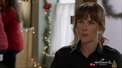 He's smart, he's funny... [CHUCKLES] - Christmas in Love