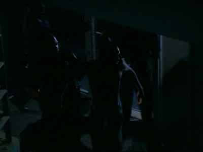 - He's still alive.
Get a doctor up here! - Oz