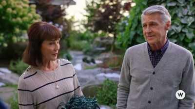 He's telling you it's impossible
to find good help. - Nantucket Noel