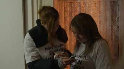 He's threatening to take
an overdose. What?! - The Moorside
