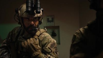 He's turned away. Go now. - SEAL Team