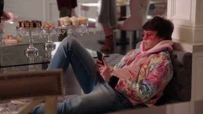 He's young, he's rich, - Girls5eva