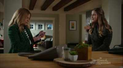 Het was gewoon een foto van de verloofde. - Aurora Teagarden Mysteries: A Game of Cat and Mouse