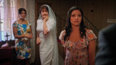 Hey, are you guys ready?
Jorge's getting... - Jane the Virgin