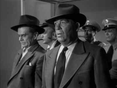 Hey, Barney, look who's here.
Over by the cigarette machine. - Kansas City Confidential