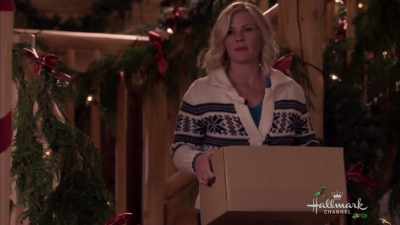 Hey, can I, uh, give you
a hand with that? - Christmas at Holly Lodge