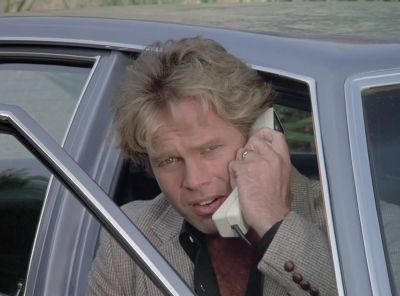 Hey, you can't park there.
Keep it moving. - Knight Rider