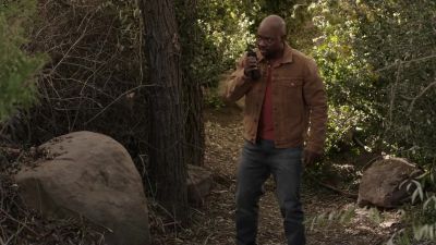 Hey, Cap, I got a
car in the ravine. - 9-1-1: Lone Star