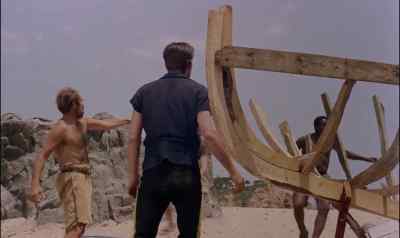 - Hey, Captain. A sail!
- We're going to be saved! - Mysterious Island