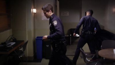Hey, come on.
The car's over here. - Pretty Little Liars
