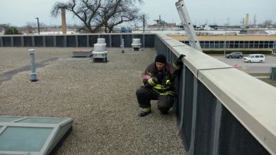 Hey, Cruz, quick, get me
a rope bag and a grinder. - Chicago Fire
