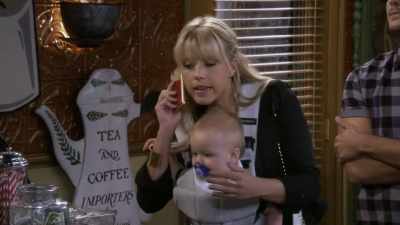 - Hey, Deej.
- Hey, I need a favor. - Fuller House