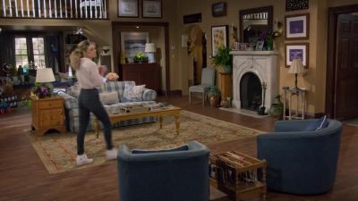 Hey, Deej. I got your text. What's up? - Fuller House