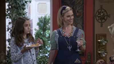 Hey! Did you know there's a limo outside
with champagne? - Fuller House