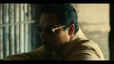 Hey, don't move! Don't move! - Narcos: Mexico