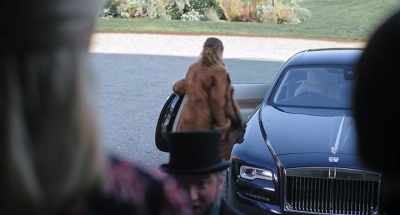 -Hey, don't you touch the Rolls-Royce.
-[carol singers continue] - Father Christmas Is Back