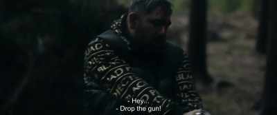 - Hey...
- Drop the gun! - The Marco Effect