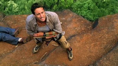 Hey, easy, easy. Hey! - Hawaii Five-0