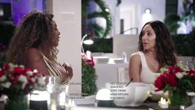 - Hey, everybody.
What's going on in the kitchen? - The Real Housewives Ultimate Girls Trip