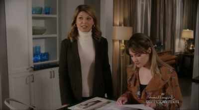 HEY, EVERYONE,
SORRY I'M LATE, - Garage Sale Mysteries: Picture a Murder