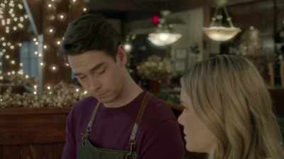 Hey, eyes on your
home gingerbread house. - Meeting Mr. Christmas
