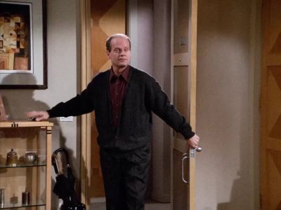 - Hey, Fras.
- Hi, Dad. - Frasier