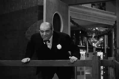 Hey, you gotta get another lookout,
Jug got himself slugged. - Larceny, Inc
