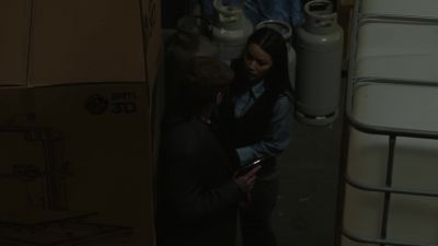 - Hey, we gotta go.
The cops are coming. - The Rookie