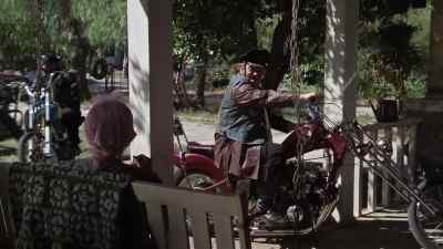 -Hey, granny, how they hanging?
-Hey, hot damn. - Every Which Way but Loose