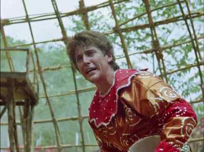 Hey, that guy's really hurt. - The King of the Kickboxers