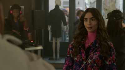 Hey, guys. - Emily in Paris