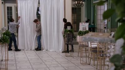 - Hey, guys?
The shears don't go there. - Chicago Med