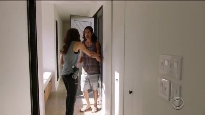 Hey, you have to wait outside.
I said to wait outside. - Hawaii Five-0