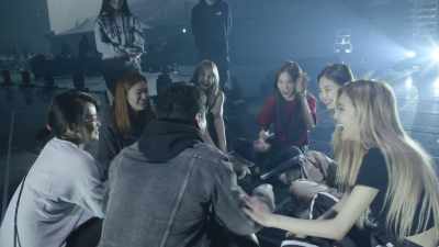 Hey… - Blackpink: Light Up the Sky