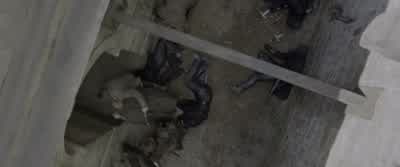 Hey. Here. In here. This way! - King Arthur: Legend of the Sword