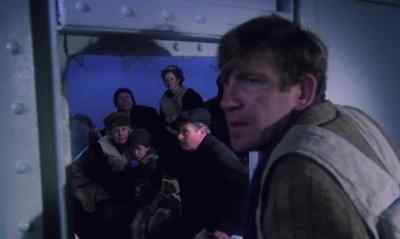 Hey, hey, any women behind you? - S O S  Titanic