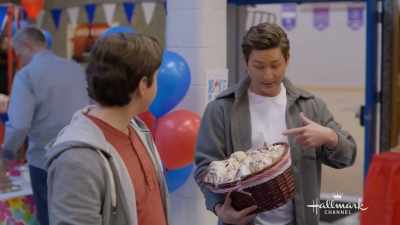 Hey, hey, guys.
I'm so sorry I'm late, - Sweet Carolina