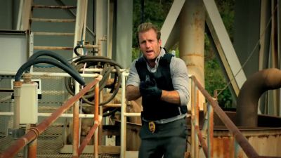 Hey! Hey! Hands up. - Hawaii Five-0