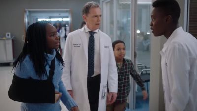 Hey, hey, hey, wait, wait, wait.Is my dad's heart beating now? - The Resident