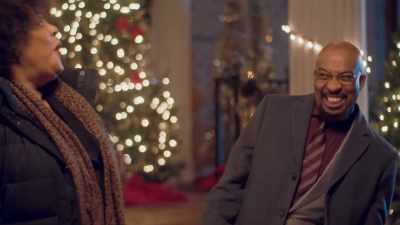 Hey, hey--
[imitates camera snapping] - A Jenkins Family Christmas